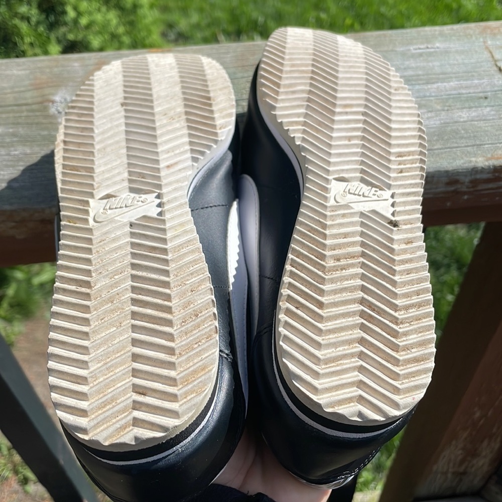 Nike Women's Black and White Sneakers - Picture 6 of 6